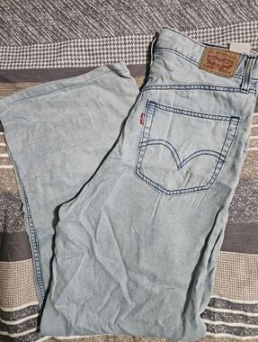 Levis  Jean